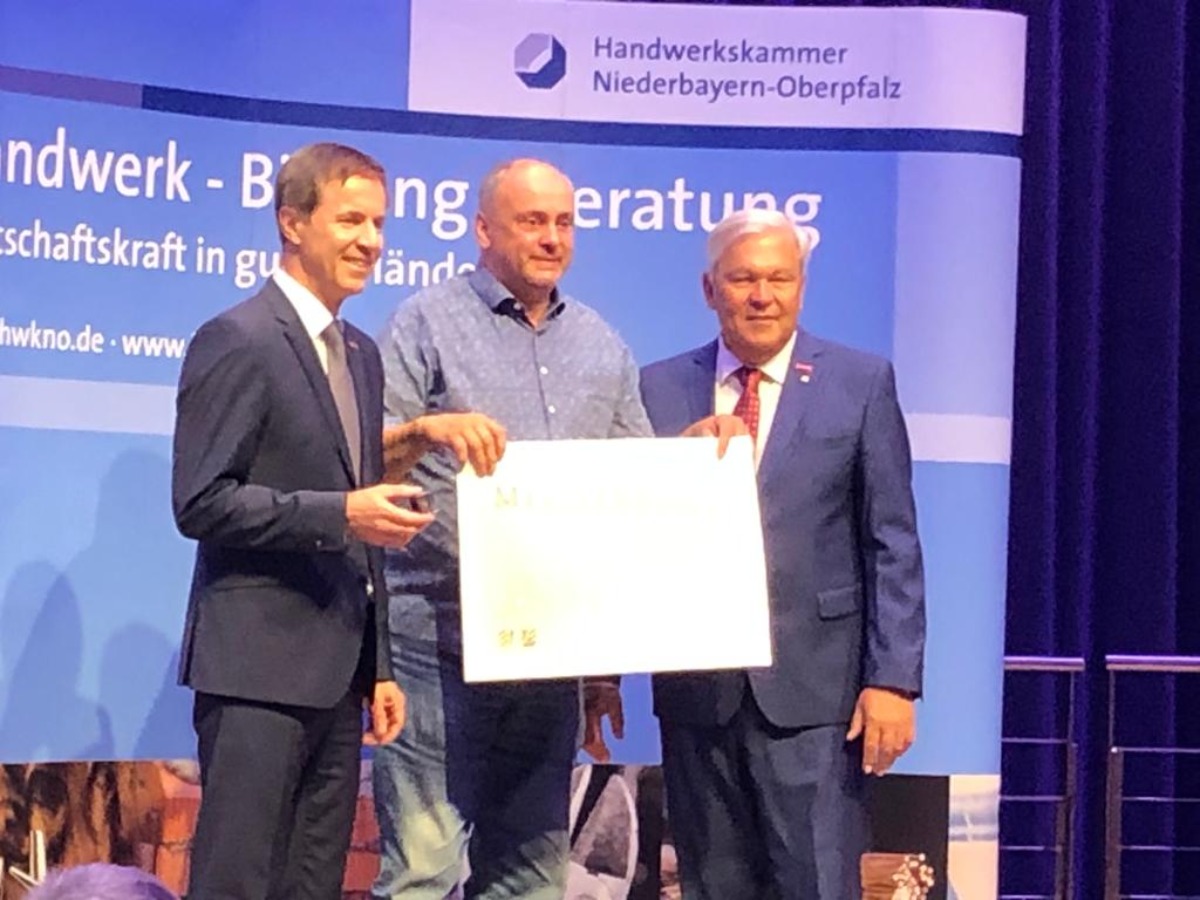 Der goldene Meisterbrief, wegen Pandemie mit Verspätung aber nun überreicht.